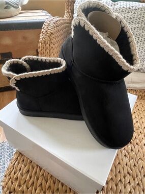 UNIONBAY Black Ankle Slipper Boots with Cream Trim